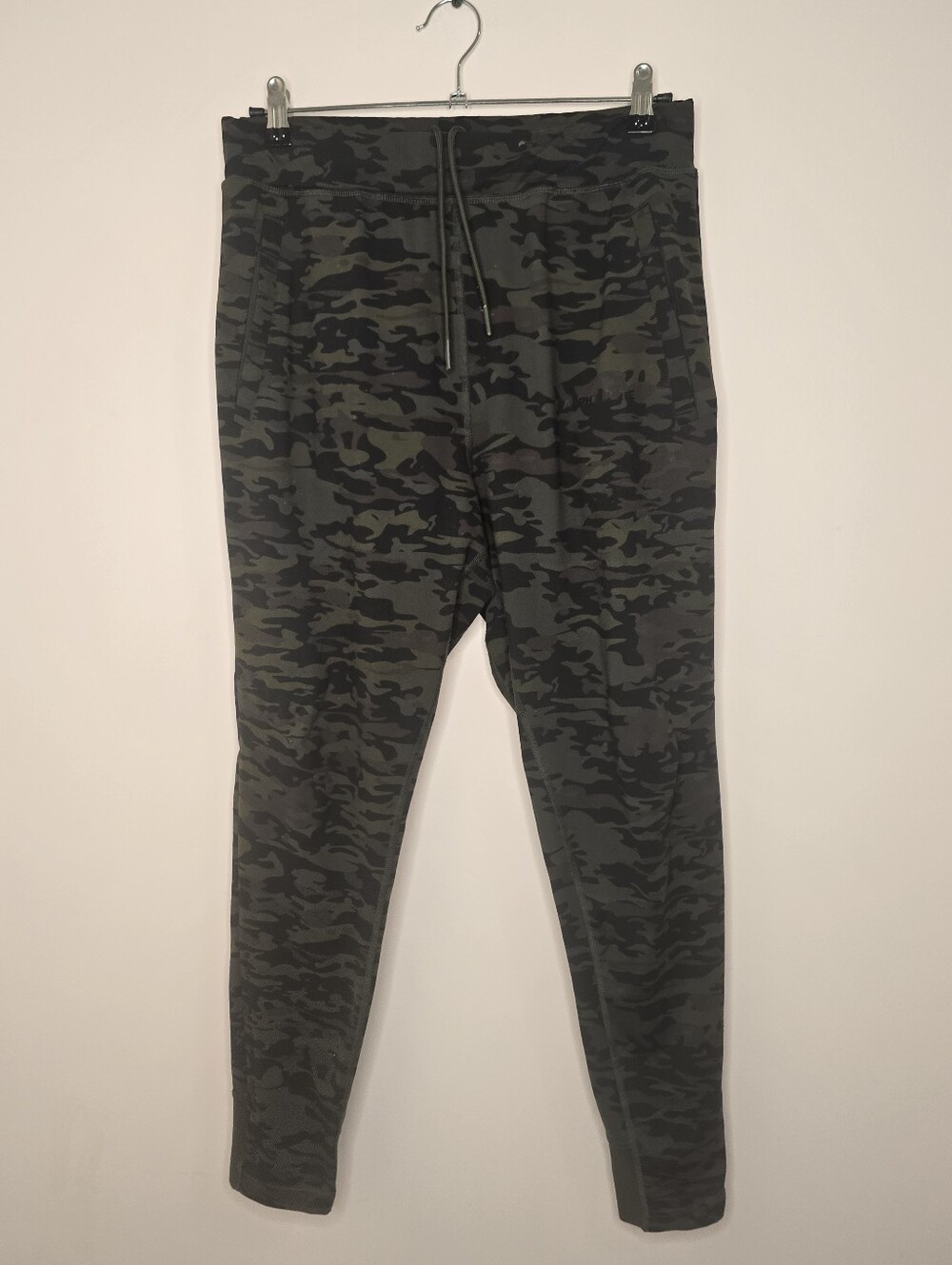 Alphalete mens camouflage core cuffed athletic drawstring waist jogger size M
